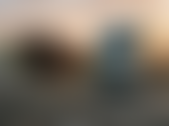 Zwei Clydesdale-Zugpferde ziehen einen modernen Elektro-Sattelzug auf einer kurvenreichen Landstrasse im Morgenrot – Metapher für neue Technologie auf alten Strukturen