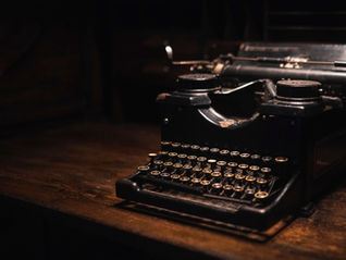 Alte Schreibmaschine auf rustikalem Holztisch: Operativ geformt, strategisch gefordert