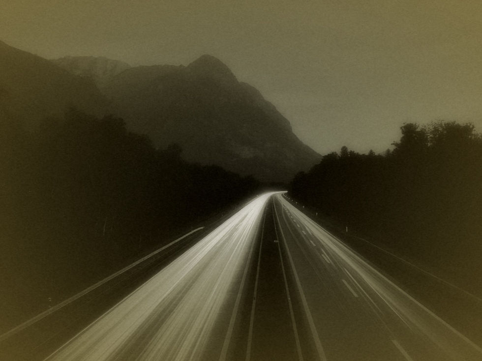 Straßen durchziehen die Landschaft wie Linien einer Zeichnung, verbinden Orte und Menschen, öffnen neue Perspektiven und teilen zugleich das Ursprüngliche. Sie sind Zeichen von Aufbruch und Sehnsucht, aber auch von Eingriff und Veränderung. In ihrem Verlauf spiegelt sich unser Wunsch nach Orientierung und Richtung – und doch bleibt jede Straße offen für Umwege, Begegnungen und das Unvorhergesehene.