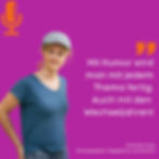 Frau in blauem T-Shirt und grauer Mütze vor lila Hintergrund – Schauspielerin zu Gast im MENOMIO Podcast mit Einblicken zu Wechseljahren und persönlichen Erfahrungen.