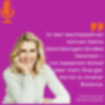 Expertin lächelnd im MENOMIO Podcast vor lila Hintergrund – inspirierende Gespräche und Tipps für Frauen in den Wechseljahren.