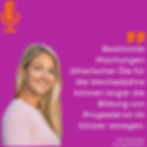 Lächelnde Frau mit langen blonden Haaren im gestreiften Shirt vor lila Hintergrund – Gast im MENOMIO Podcast mit inspirierenden Impulsen zu den Wechseljahren.