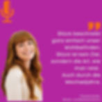 Lächelnde Frau mit langen braunen Haaren vor lila Hintergrund – Gast im MENOMIO Podcast mit inspirierenden Gesprächen über Wechseljahre und Wohlbefinden.