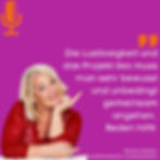 Lachende Frau in rotem Spitzenkleid zeigt gestikulierend nach oben vor lila Hintergrund – Sexualtherapeutin zu Gast im MENOMIO Podcast mit Einblicken zu Lust und Partnerschaft in den Wechseljahren.Lachende Frau in rotem Spitzenkleid zeigt gestikulierend nach oben vor lila Hintergrund – Sexualtherapeutin zu Gast im MENOMIO Podcast mit Einblicken zu Lust und Partnerschaft in den Wechseljahren.