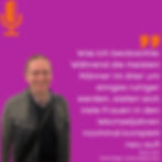 "Lächelnder Mann in dunkler Jacke mit Umhängetasche vor lila Hintergrund – Gast im MENOMIO Podcast mit Einblicken zu Männerthemen und Wechseljahren.