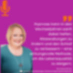 Lächelnde Frau in türkisem Oberteil vor lila Hintergrund – Fachärztin zu Gast im MENOMIO Podcast mit wertvollen Einblicken zu Wechseljahren und Gesundheit.