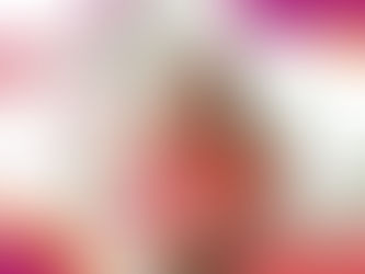 Eine fröhliche Frau in den Wechseljahren sitzt mit einem Tablet in einem hellen Raum, umgeben von schwebenden Icons für DNA, Fitness, Schlaf und Ernährung in den lila-orange-pinken MENOMIO-Farben. Oben links platziert ist das Logo 'menomio.at', rechts der Text 'TOOLBOX'. Das Bild symbolisiert die ganzheitliche Unterstützung und Expertinnen-Wissen für Frauen in der Menopause und Perimenopause.