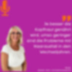 Lächelnde Frau mit blonden Haaren, Brille und weißer Bluse vor lila Hintergrund – Gast im MENOMIO Podcast mit inspirierenden Einblicken zu den Wechseljahren.