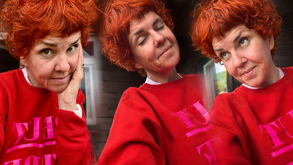 Collage von Daniela Ullrich, Host von MENOMIO in den Wechseljahren mit roten Locken und rotem Pullover – nachdenkliche und entspannte Porträts in natürlicher Umgebung bei Die Wasnerin.