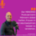 Mann mit dunkler Jacke und Mikrofon vor lila Hintergrund – Gast im MENOMIO Podcast mit besonderen Einblicken zu den Wechseljahren und Gesundheitsthemen.