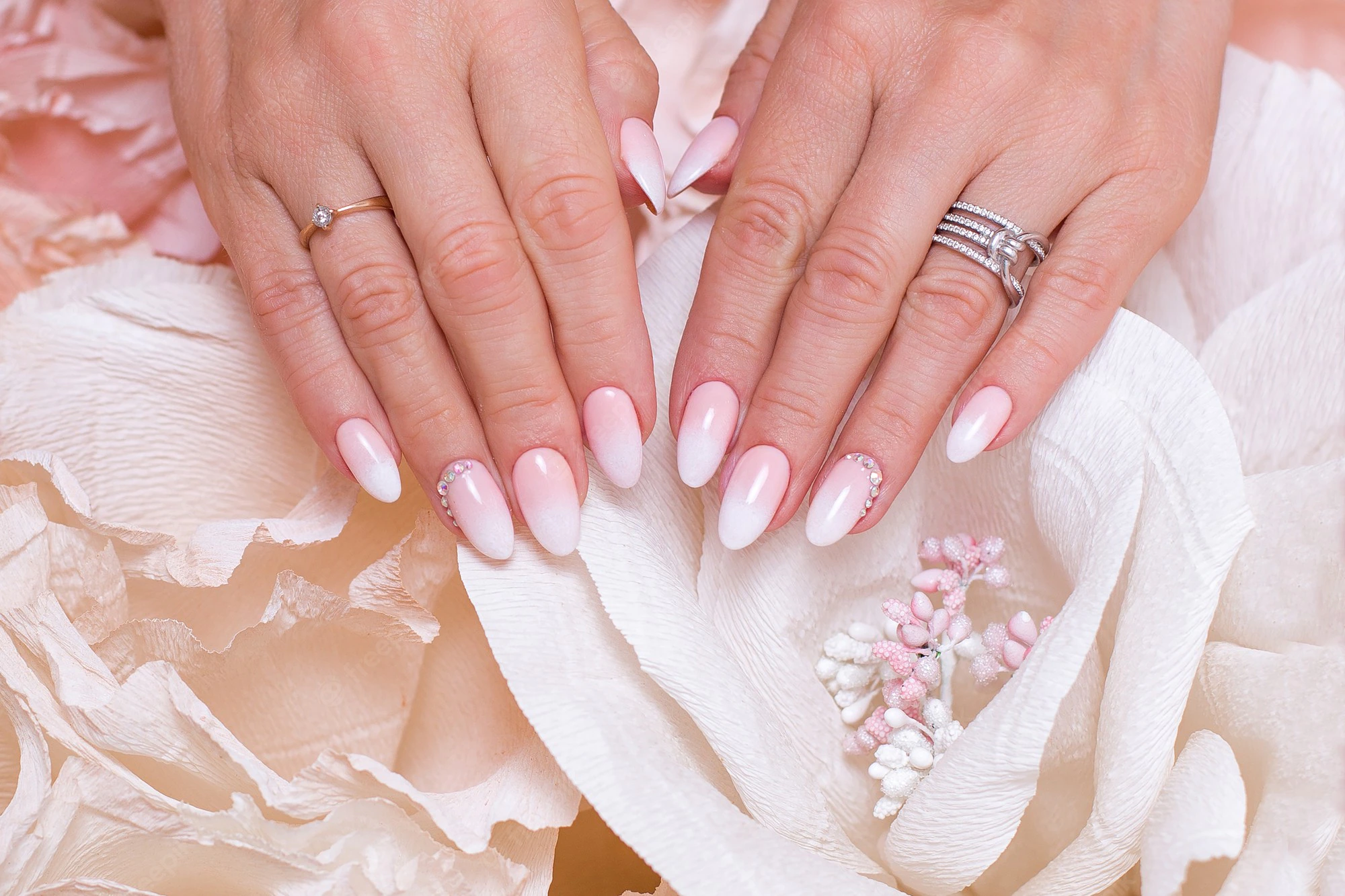 female-hands-with-ombre-manicure-nails-pink-gel-polish_285484-955.webp