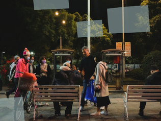 試著想像：溺水了，眼前漂過的浮木卻佈滿細小的刺