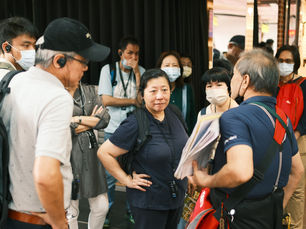 「不要靠近我，你又沒給我錢，不要靠近我，你給我錢買飯吃好不好？」