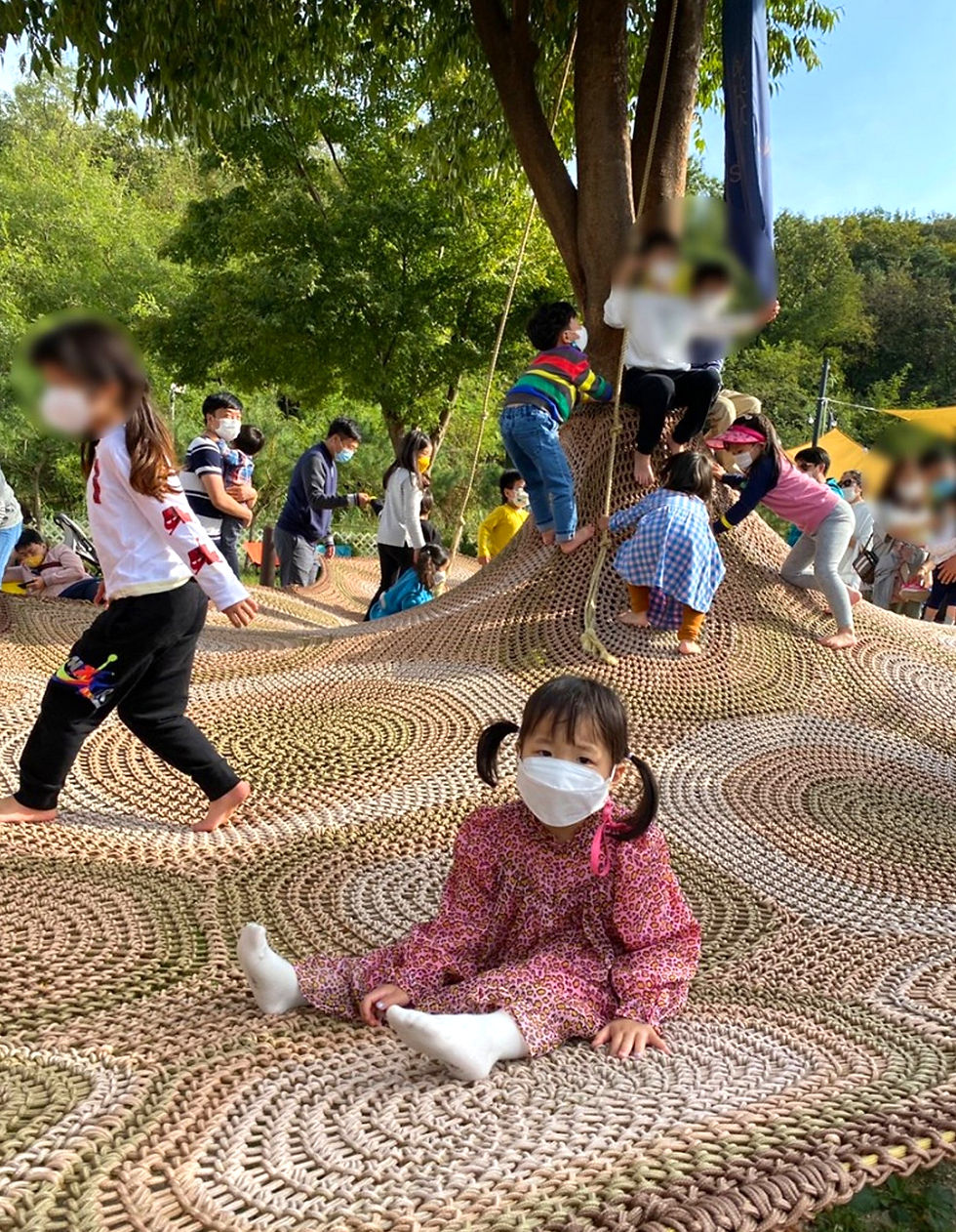 실외놀이공간에 설치된 스파우트에서 놀고 있는 아이들