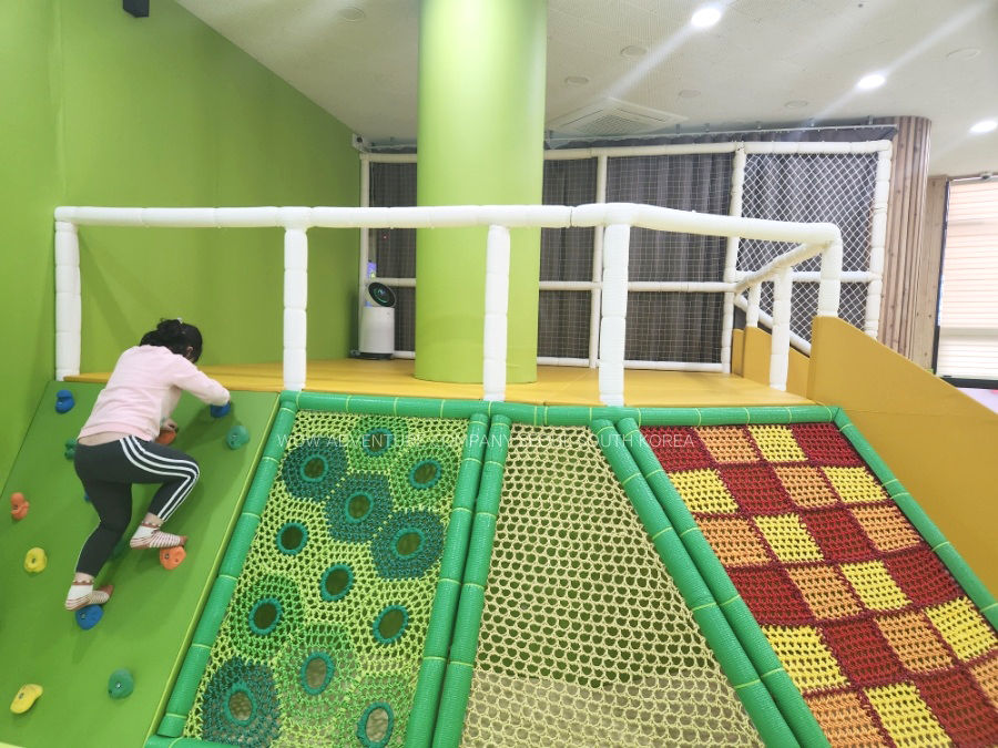 다양한 오르기놀이와 와이드슬라이드를 즐길 수 있는 대표 그물 조합놀이대 육각 볼더링힐