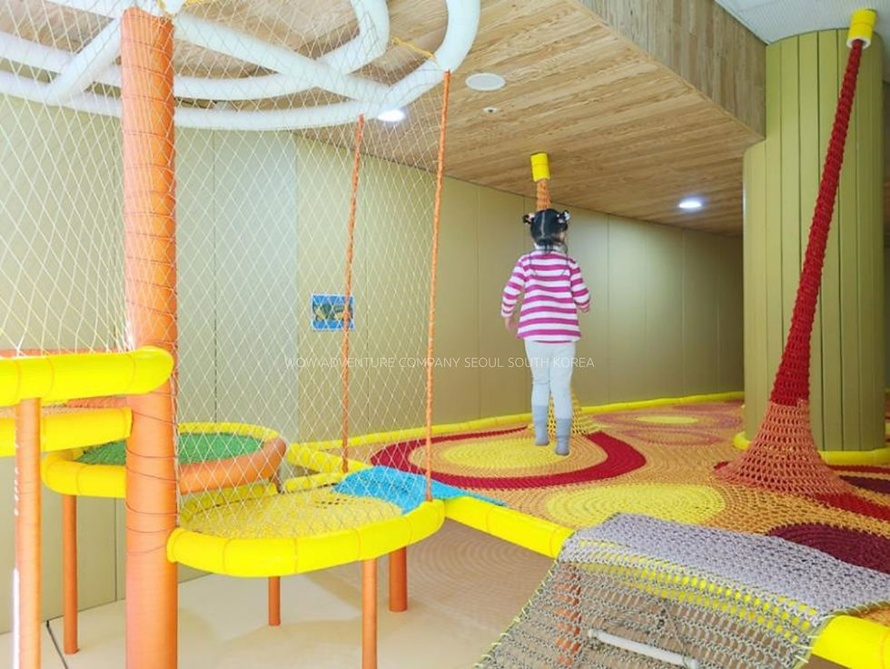 네트놀이기구 스파우트에서 놀고 있는 아이의 모습