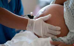 La OMS alertó que mueren 800 mujeres y 7.700 bebés por día en el mundo