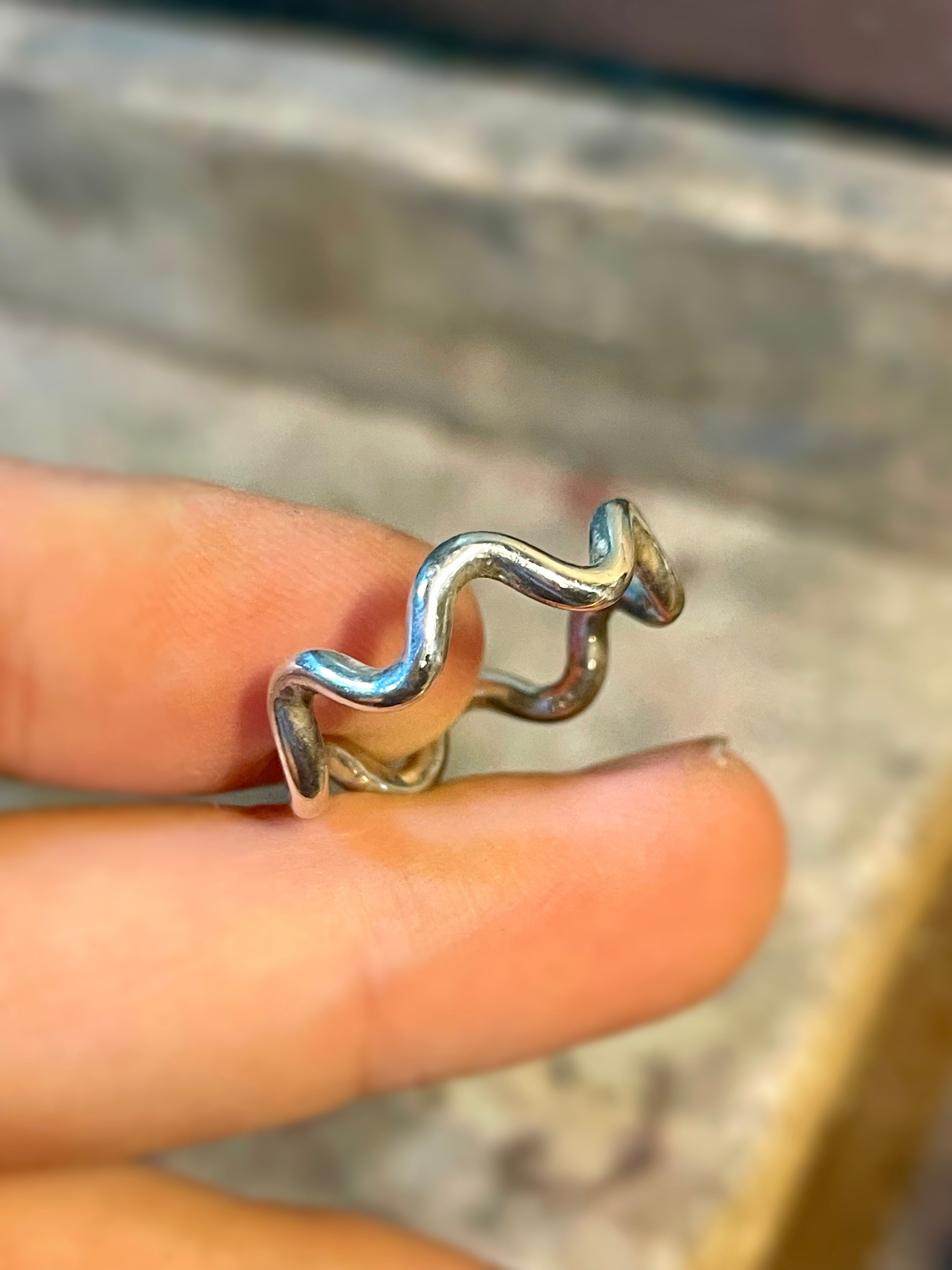 Smooth wavy ring