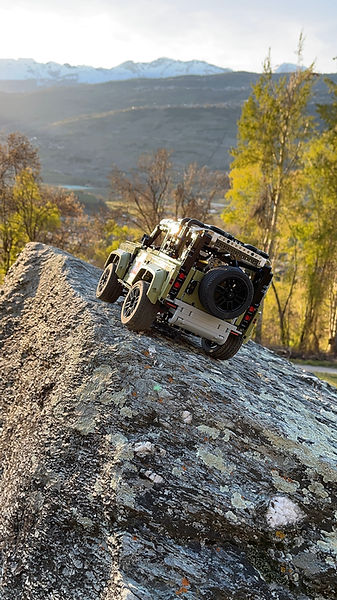 Land rover sur un rocher