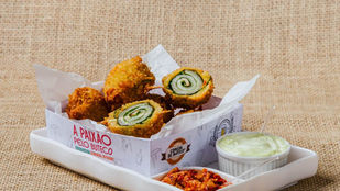 Petiscos de boteco e chope servidos durante o Comida di Buteco em Maringá