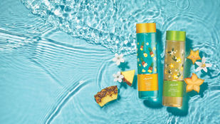 Frascos de Body Splash sobre bancada de beleza