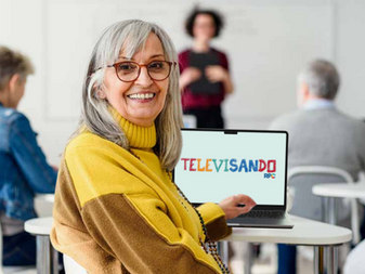 Professores da rede pública participando de curso online de formação continuada com certificação