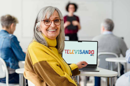 Professores da rede pública participando de curso online de formação continuada com certificação