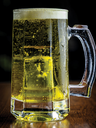 Chope verde servido no Mustang Sally durante celebração de St. Patrick’s Day em Curitiba