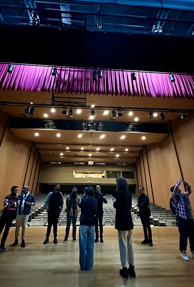Projeto promove oficina de cenografia gratuita em Curitiba, incentivando a formação artística e o ac