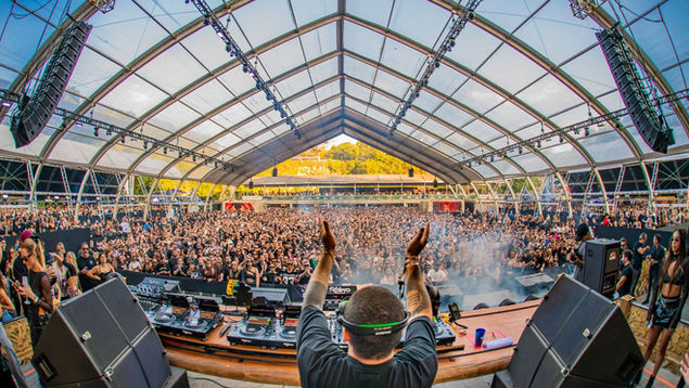 Palco do Warung Day Festival na Pedreira Paulo Leminski com público e DJs de música eletrônica