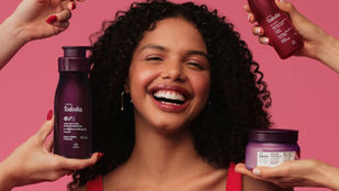 Frasco de perfume com nota de cereja destacada, representando a tendência Natura Cerejamania