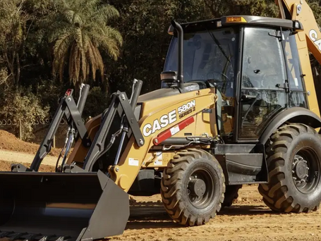 Estande da Forza JMalucelli em feira agropecuária, com maquinário e visitantes
