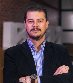 Empresários visitam estande de tecnologia durante a Feira do Empreendedor 2025 no Paraná, que destaca o crescimento dos MEIs e uso de automação nos negócios.
