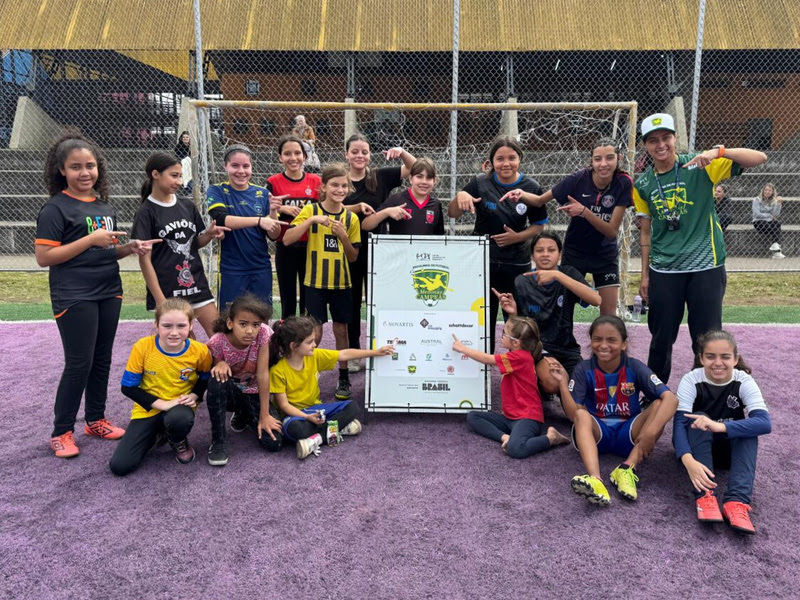 Aulas da Escolinha de Futebol Meninas Campeãs movimentaram a nova sede do Pinheirinho, em Curitiba (PR)