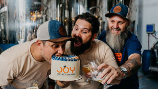 Taproom da Joy Project Brewing em Curitiba com chope artesanal, público e shows ao vivo em festa de aniversário