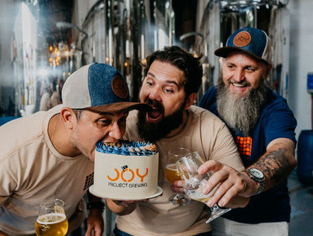 Taproom da Joy Project Brewing em Curitiba com chope artesanal, público e shows ao vivo em festa de aniversário