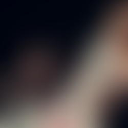 Julia Vitória canta “Amor Infinito” em palco no Teatro Ópera de Arame, com coral e instrumentos de cordas e metais