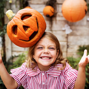 Crianças aprendem sobre criatividade e cultura com o Halloween; veja dicas de brincadeiras para celebrar a data.