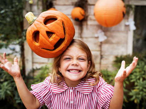 Crianças aprendem sobre criatividade e cultura com o Halloween; veja dicas de brincadeiras para celebrar a data.