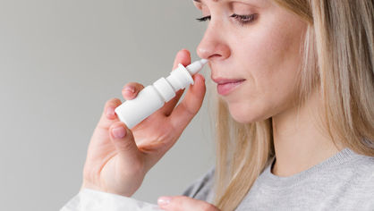 Pessoa fazendo lavagem nasal com seringa de irrigação
