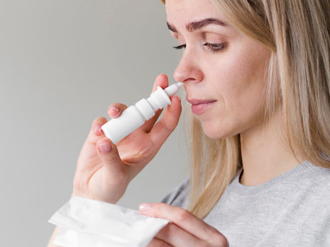 Pessoa fazendo lavagem nasal com seringa de irrigação
