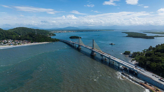Ponte de Guaratuba com mastros e estais sem andaimes, em fase final de construção