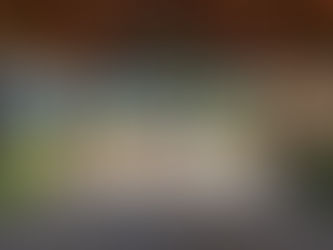 Família brincando em floats infláveis no lago da Chácara Paraíso do Sol, uma opção de lazer infantil perto de Curitiba.