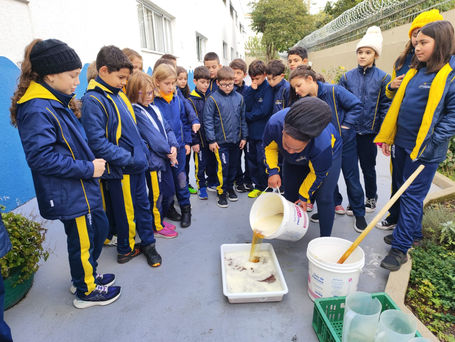 Estudantes de Curitiba fazem sabão com óleo usado para combater a poluição da água