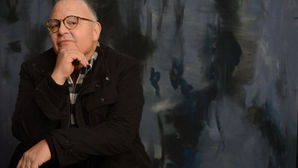 Guilherme Arantes em show da turnê 50 Anos-Luz no palco do Teatro Positivo em Curitiba