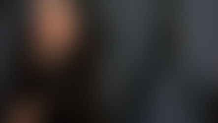 Guilherme Arantes em show da turnê 50 Anos-Luz no palco do Teatro Positivo em Curitiba