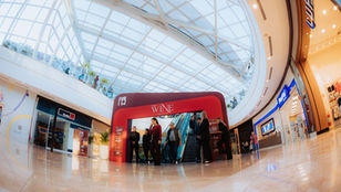 Degustação de vinhos no CWB Wine Festival no Pátio Batel com taças e rótulos variados