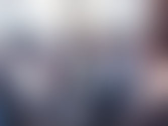 Ônibus da Auto Viação 1001 em estrada com logo comemorativo dos 77 anos da empresa e menção a desconto e concurso cultural