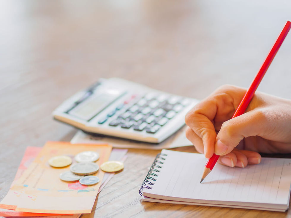 Pessoa feliz após quitar dívida e melhorar score de crédito