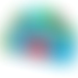 Cliente usando peça azul recebe hidratante labial Carmed grátis na Drogaria Pacheco